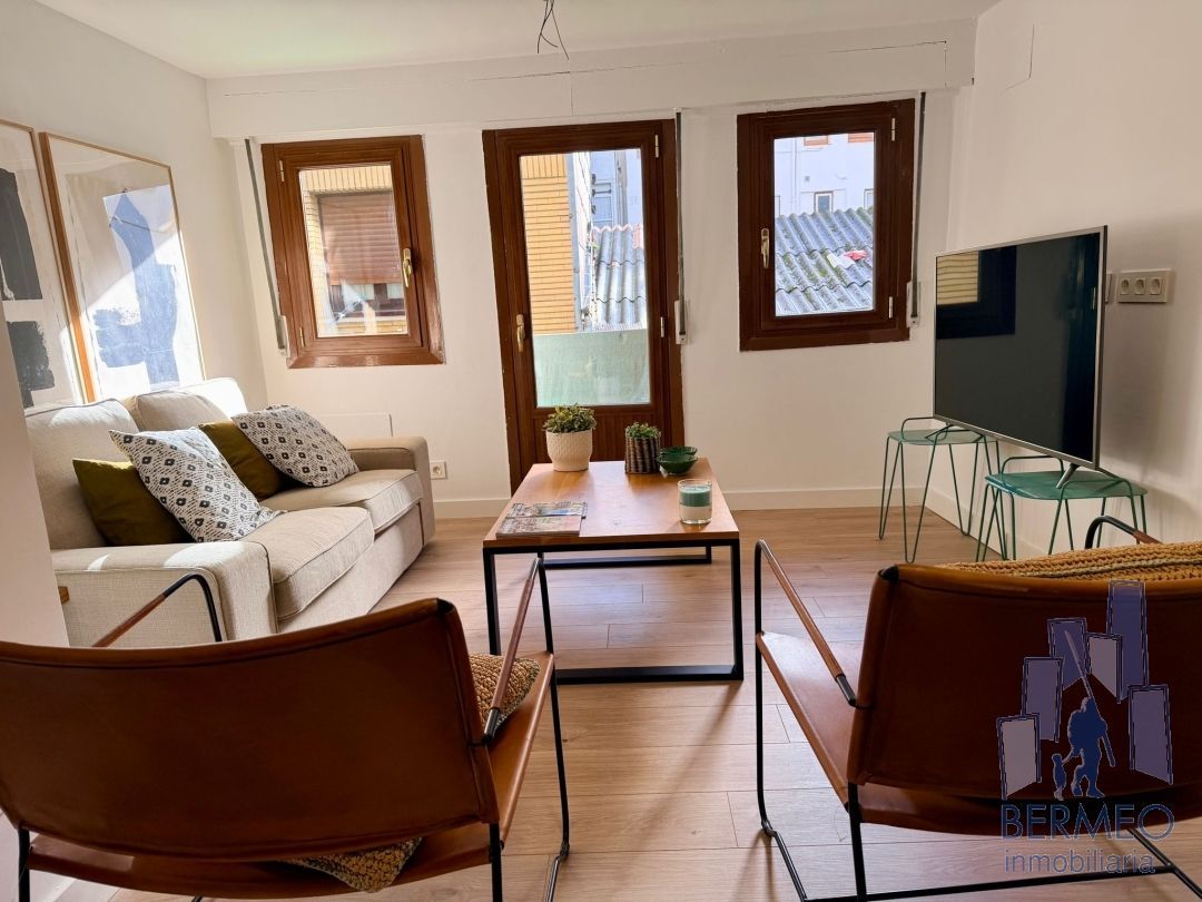 Sala d'estar de Pis en venda en Bermeo amb Calefacció, Moblat i Balcó