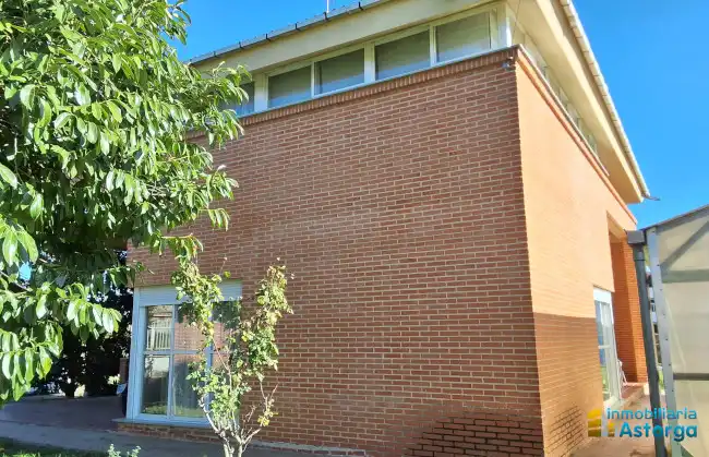 Vista exterior de Casa o chalet en venta en Astorga con Calefacción, Jardín privado y Parquet