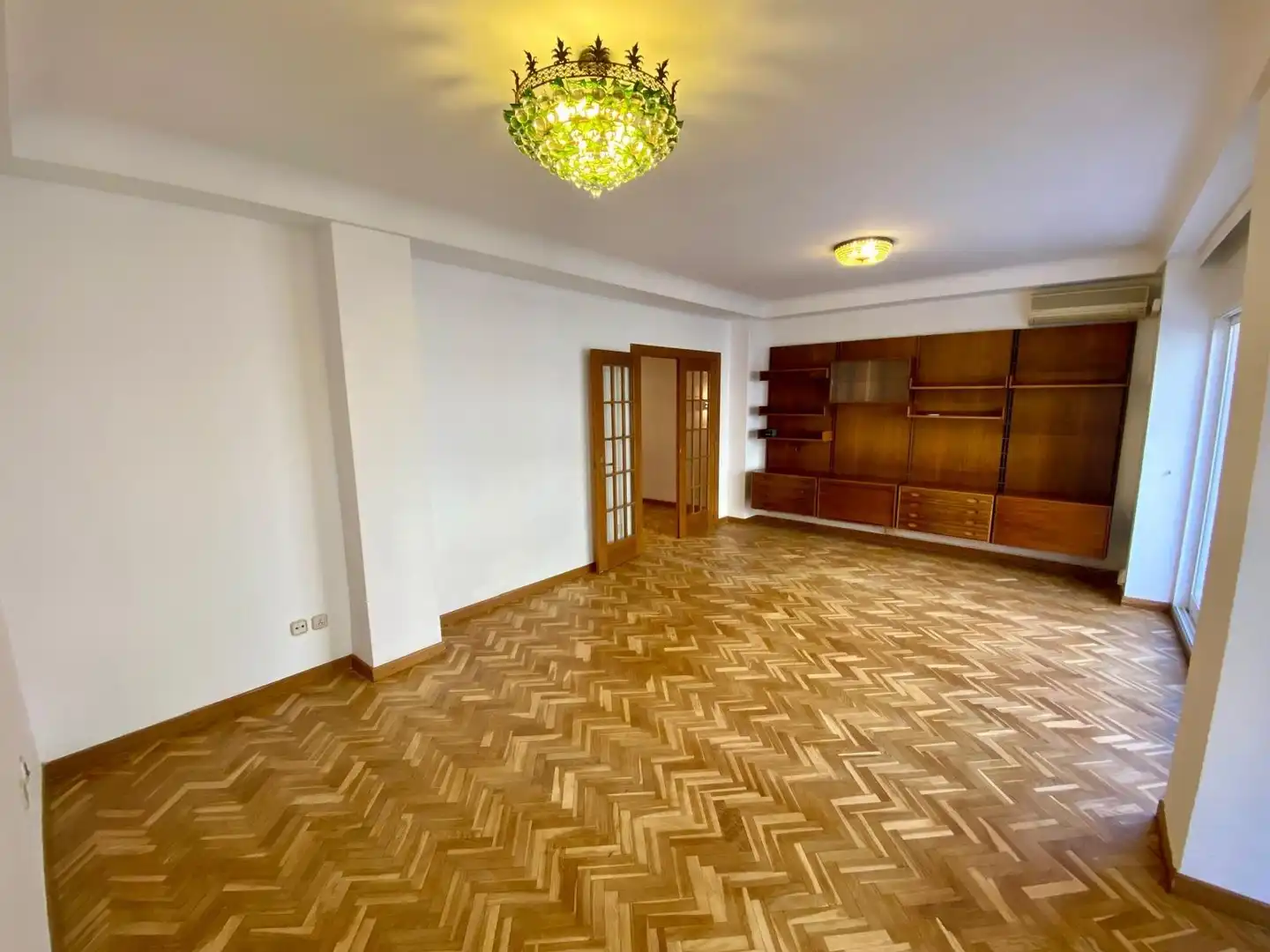 Living room of Flat for rent in Valencia  with Air Conditioner, Parquet flooring and Balcony