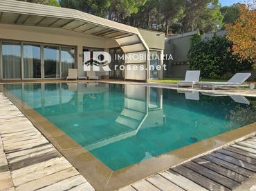 Detached house with pool for sale in Rosselló