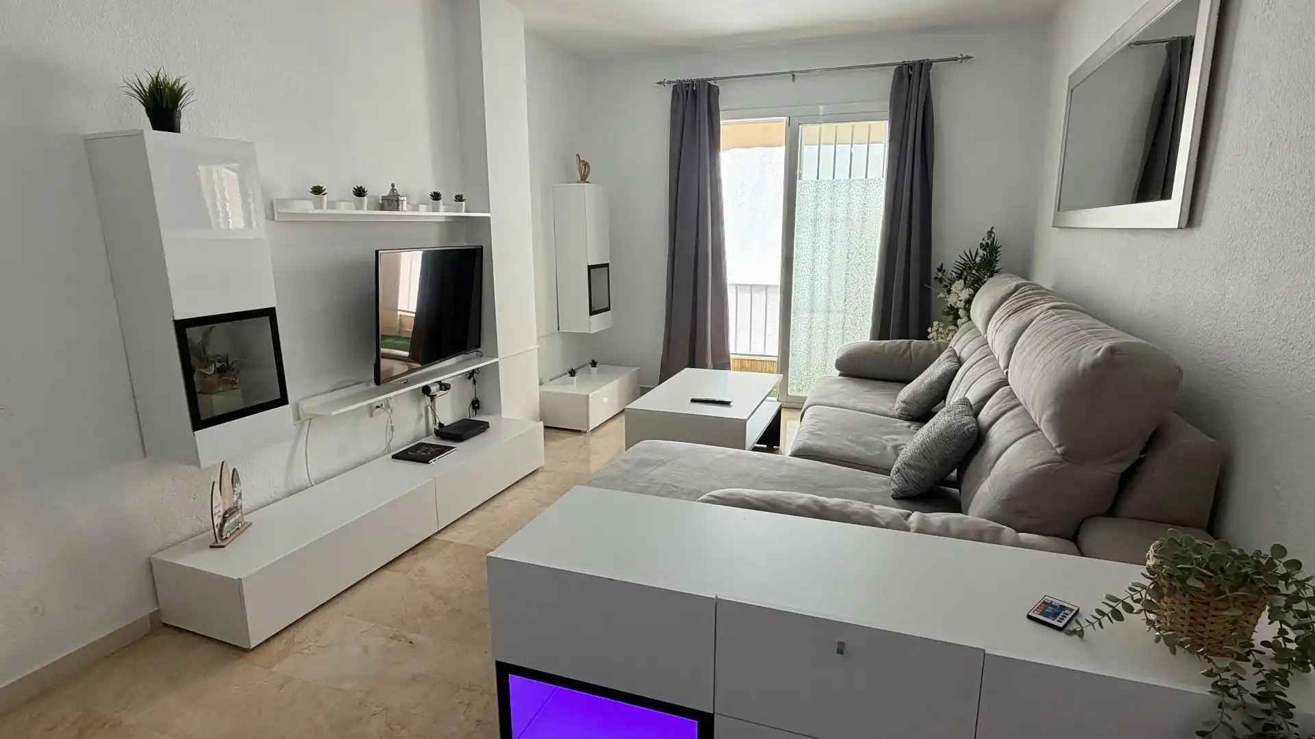 Sala de estar de Apartamento de alquiler en Benalmádena con Aire acondicionado, Calefacción y Terraza