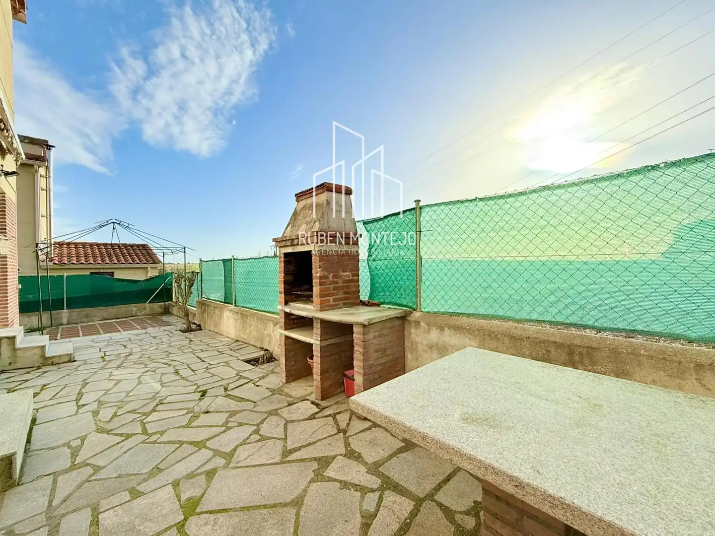 Außenansicht von Einfamilien-Reihenhaus zum Verkauf in Matilla de los Caños del Río mit Heizung, Privatgarten und Terrasse