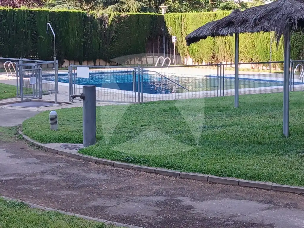 Swimming pool of Flat for rent in Badajoz  with Air Conditioner, Private garden and Terrace