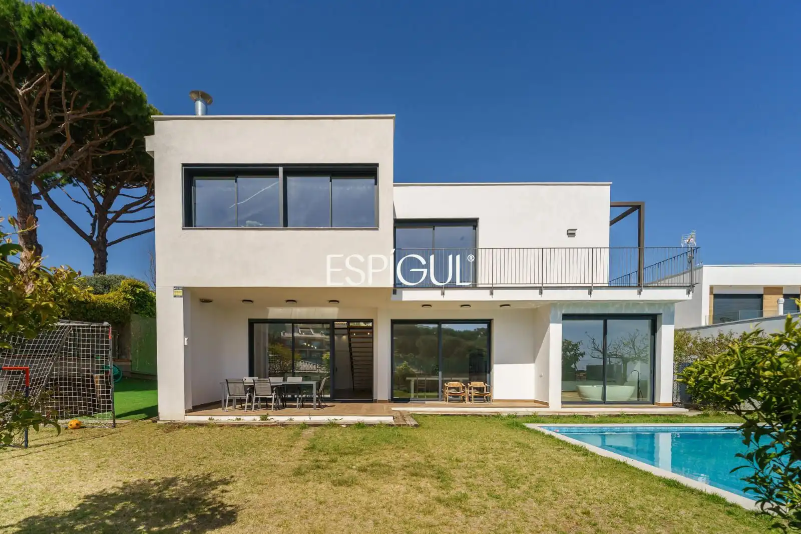 Vista exterior de Casa o xalet en venda en Premià de Dalt amb Aire condicionat, Calefacció i Jardí privat