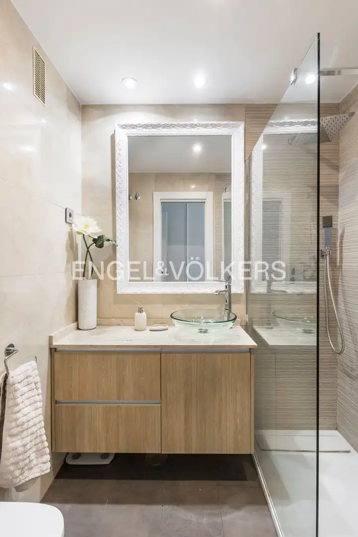 Bathroom of Flat for rent in Madrid  with Air Conditioner, Heating and Private garden