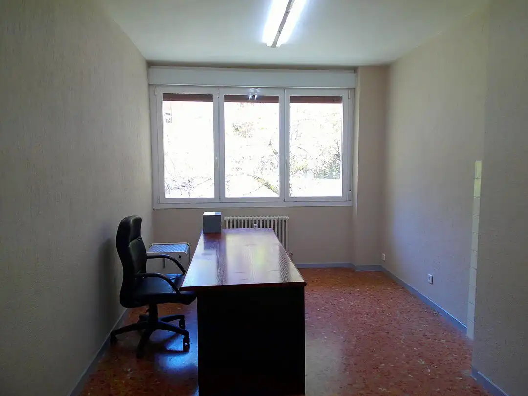 Oficina de alquiler en  Pamplona / Iruña con Calefacción
