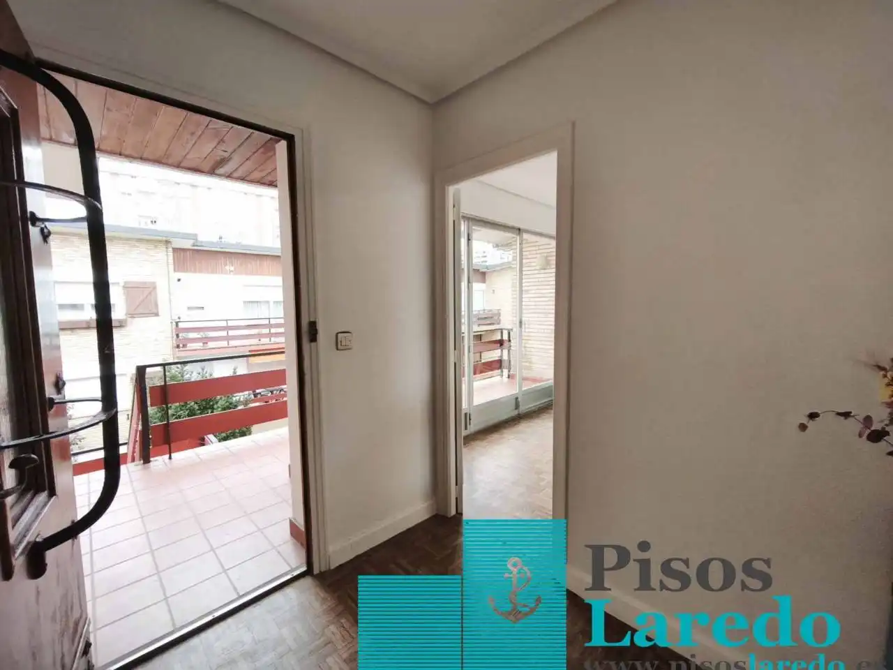 Piso en venta en Laredo con Calefacción, Parquet y Terraza