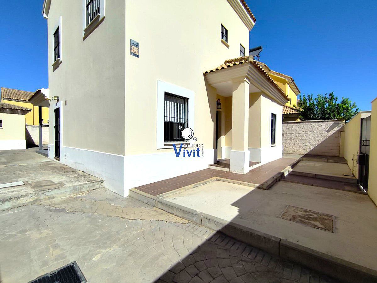 Exterior view of House or chalet for sale in Alcalá de Guadaira  with Air Conditioner and Storage room