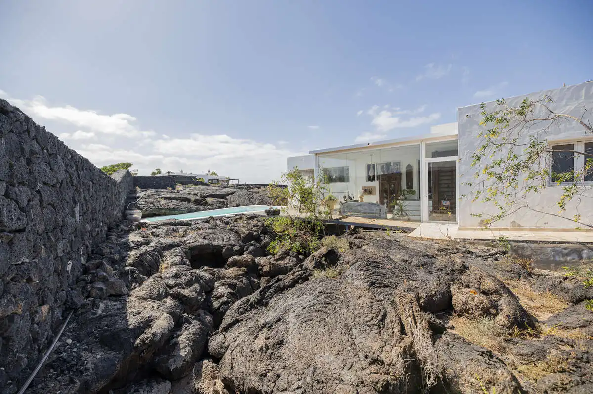 Vista exterior de Casa o xalet en venda en Teguise amb Jardí privat, Piscina i Moblat