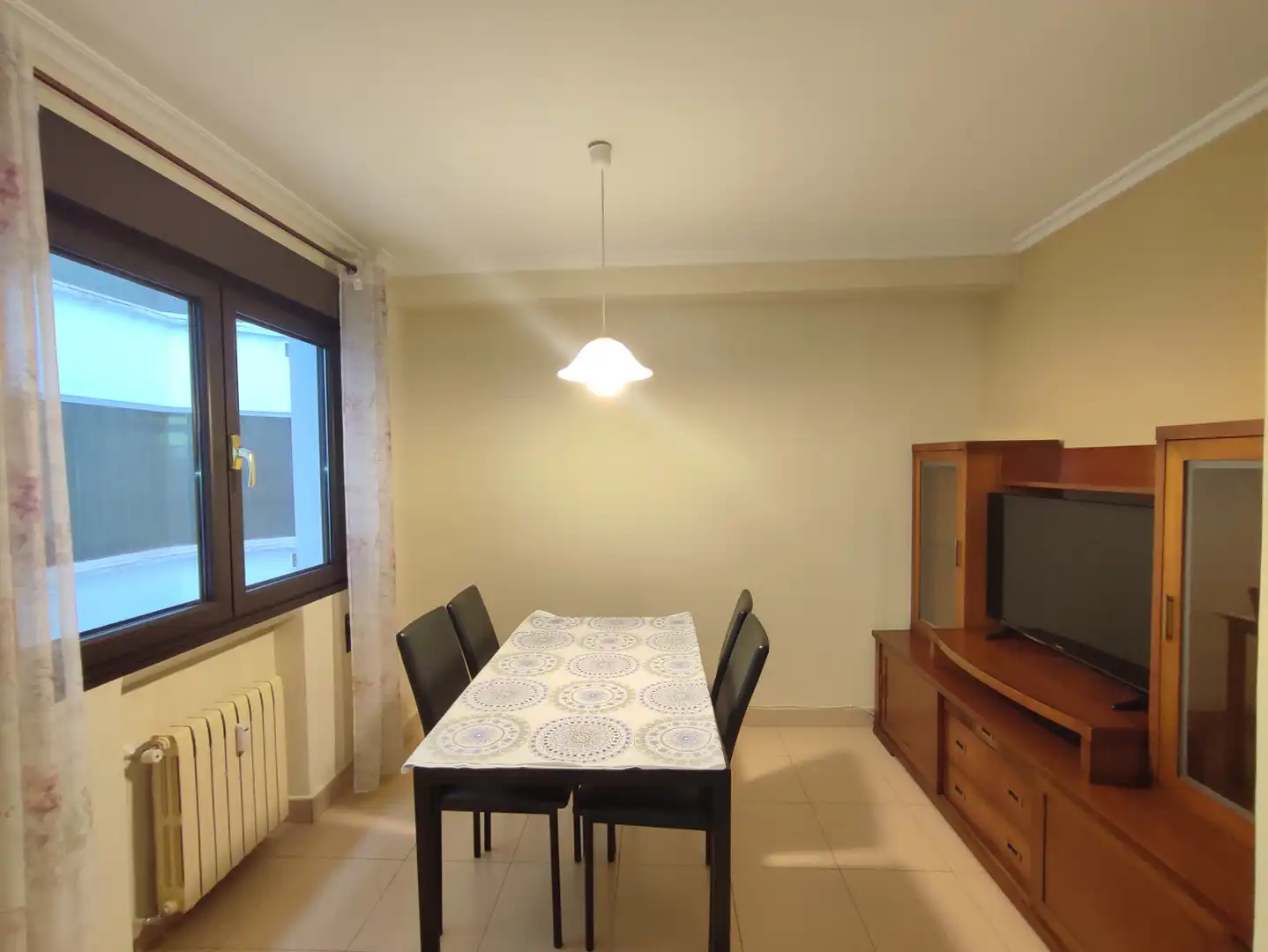 Comedor de Piso de alquiler en Gijón  con Calefacción, Parquet y Amueblado