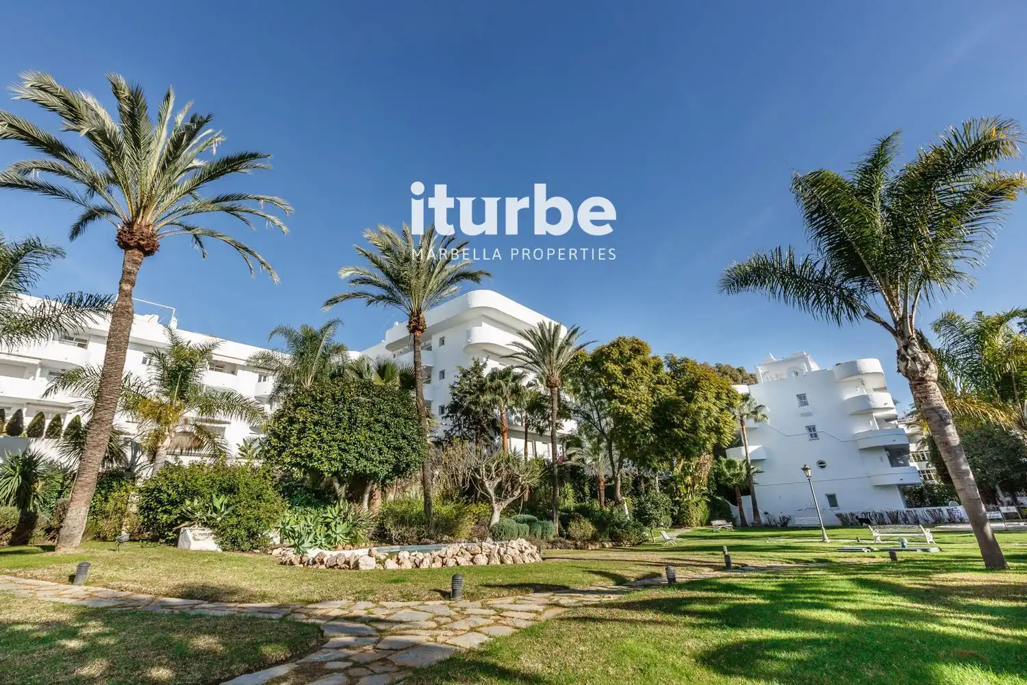Außenansicht von Maisonette zum Verkauf in Marbella mit Klimaanlage, Terrasse und Abstellraum
