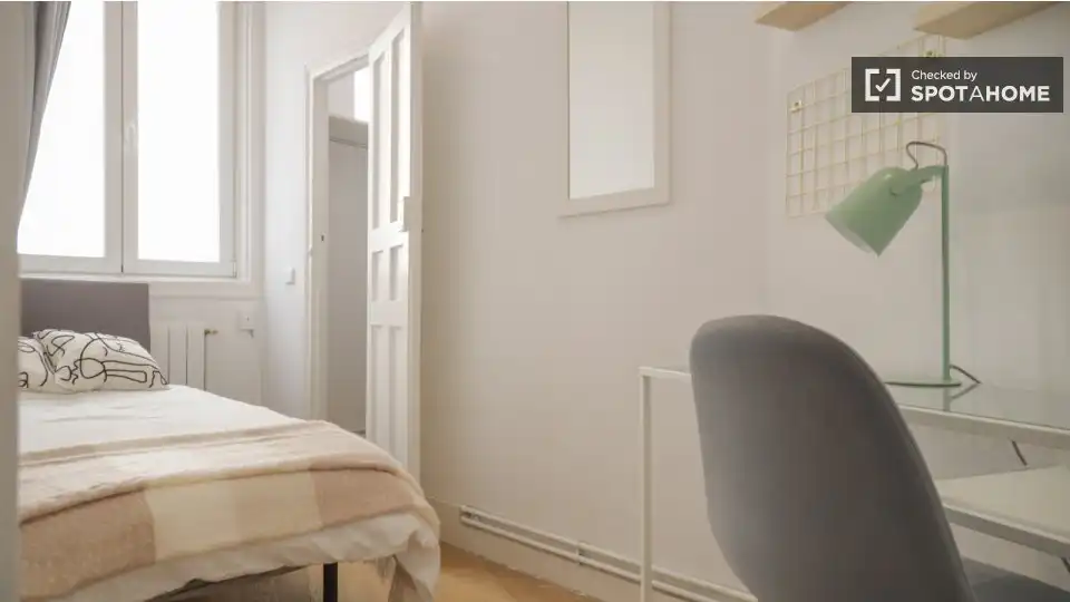Bedroom of Flat for share in Madrid  with Air Conditioner, Heating and Terrace
