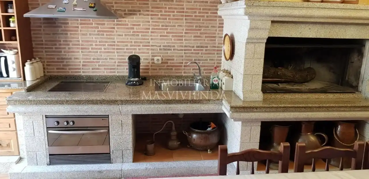 Cuina de Casa o xalet en venda en Poio amb Terrassa i Piscina