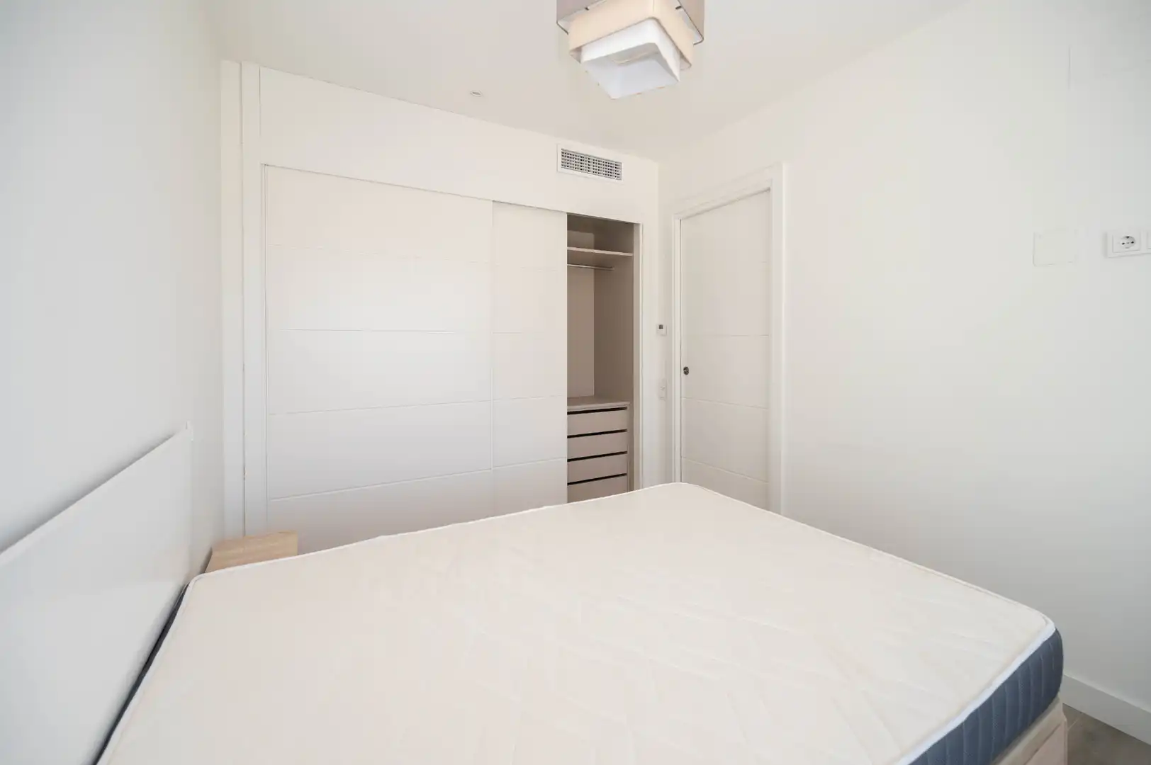Dormitori de Apartament de lloguer en Madrid amb Aire condicionat, Calefacció i Traster