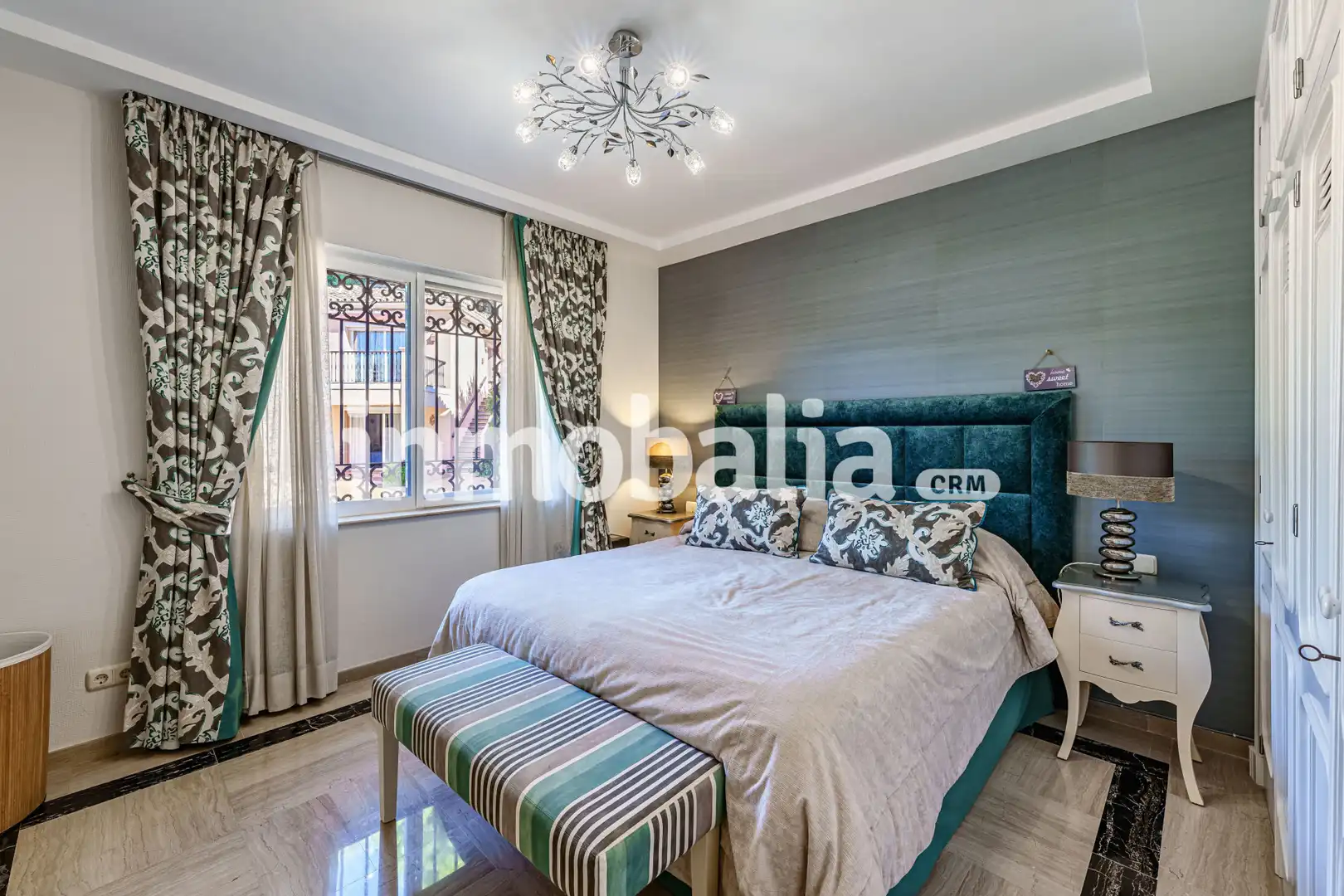 Dormitori de Casa o xalet en venda en Estepona amb Aire condicionat, Jardí privat i Terrassa