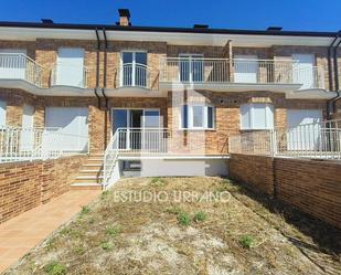 Exterior view of Single-family semi-detached for sale in Villares de la Reina  with Balcony