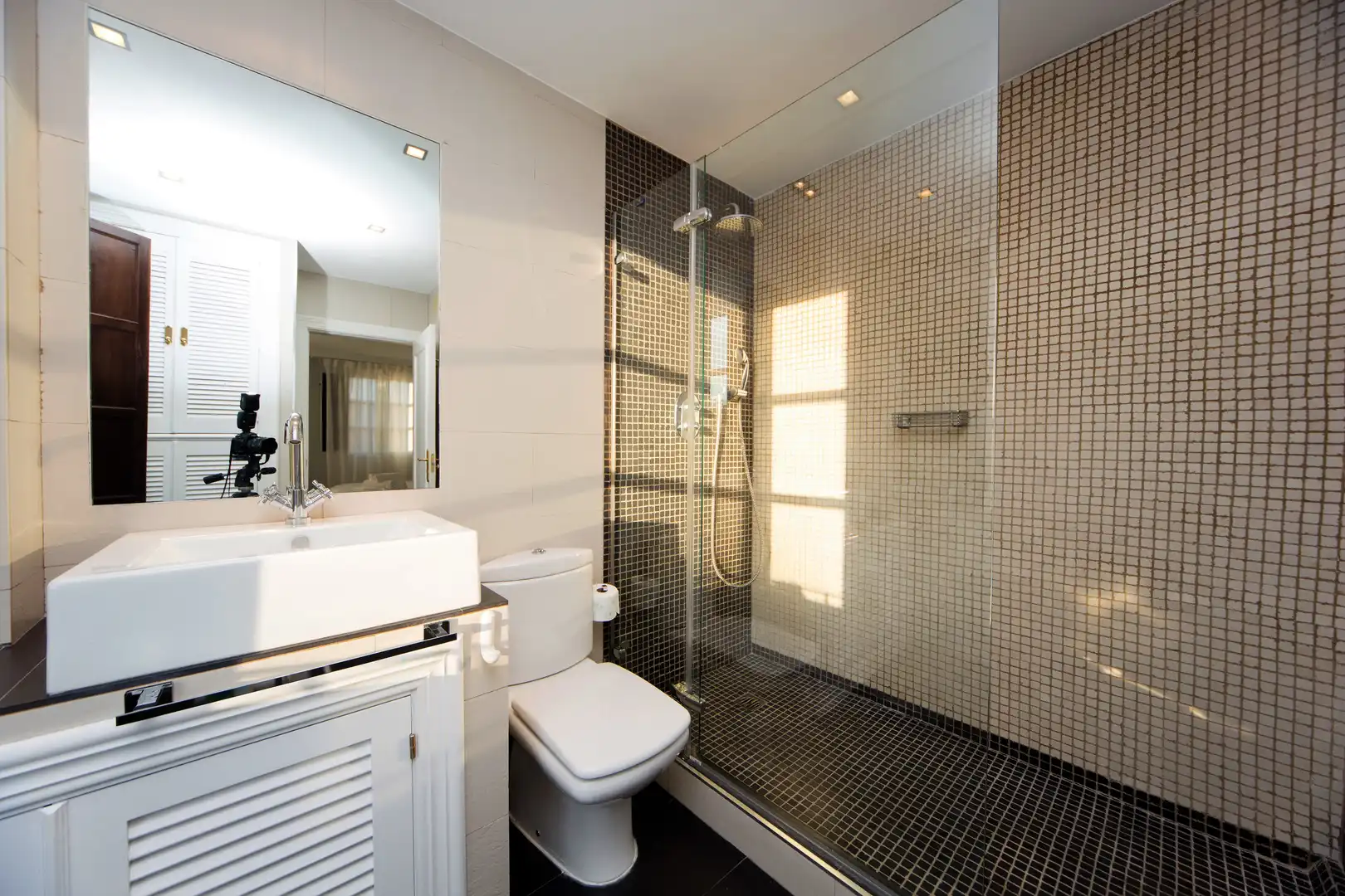 Bathroom of Flat for sale in Granada  with Air Conditioner, Heating and Parquet flooring