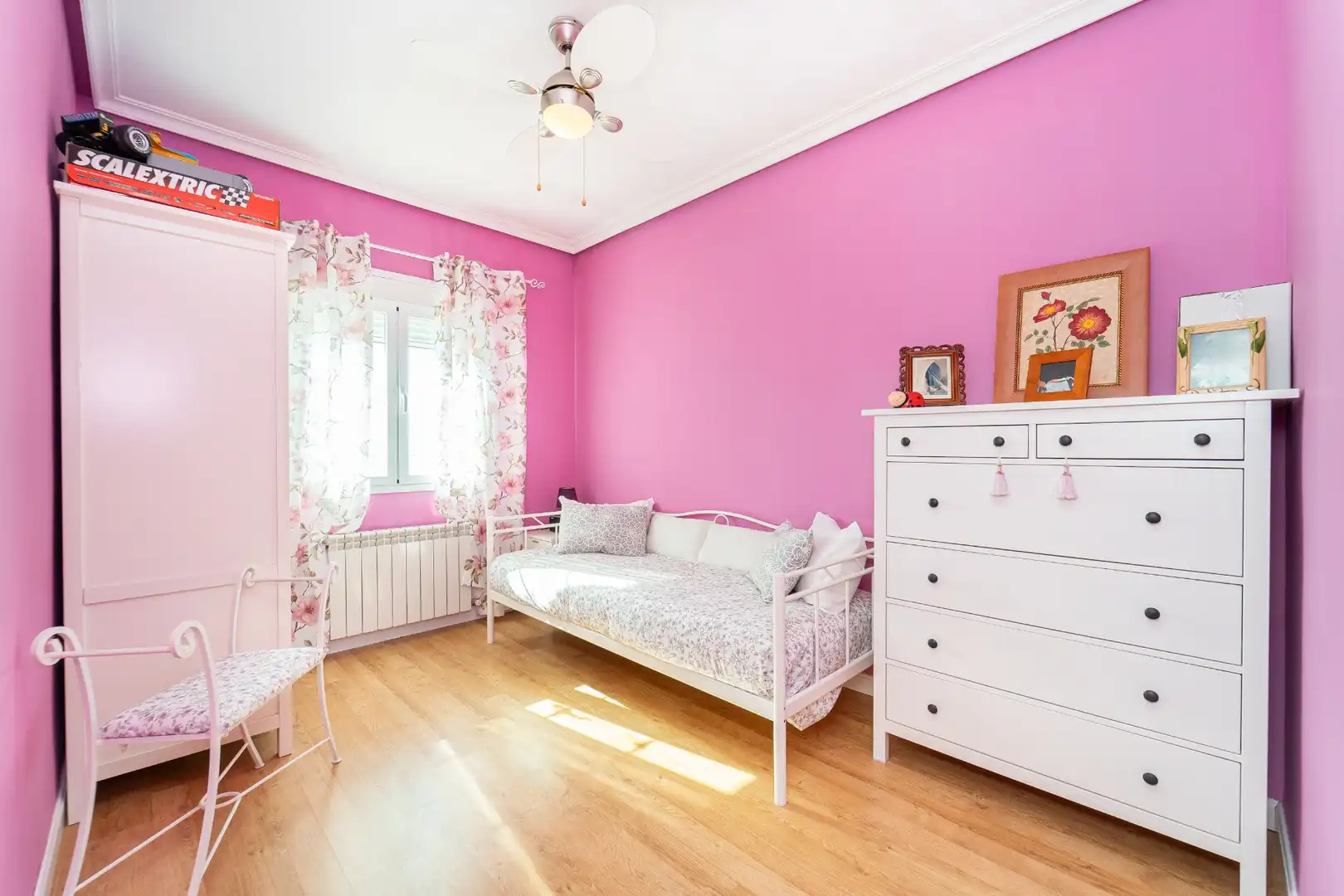 Habitación de Casa adosada en venta en La Torre de Esteban Hambrán con Aire acondicionado, Calefacción y Jardín privado