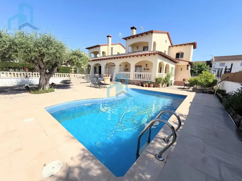 Swimming pool of Detached homes for sale in Creixell