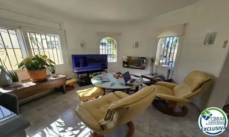 Sala d'estar de Casa o xalet en venda en Empuriabrava amb Calefacció, Terrassa i Piscina