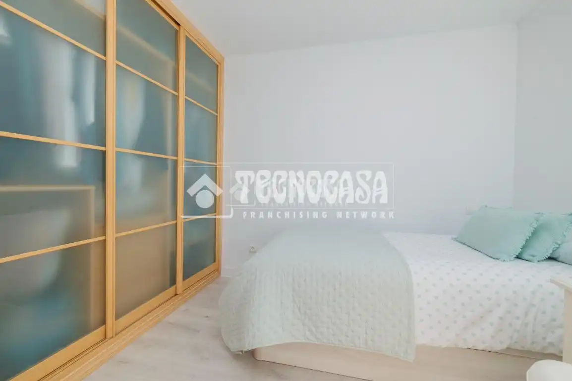 Habitación de Casa adosada en venta en Tres Cantos con Calefacción, Balcón y Piscina comunitaria