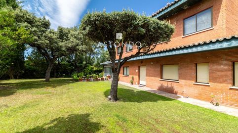 Venta de chalet independiente seis habitaciones ,seis cuartos de baño, salón de 80m2 piscina                          a