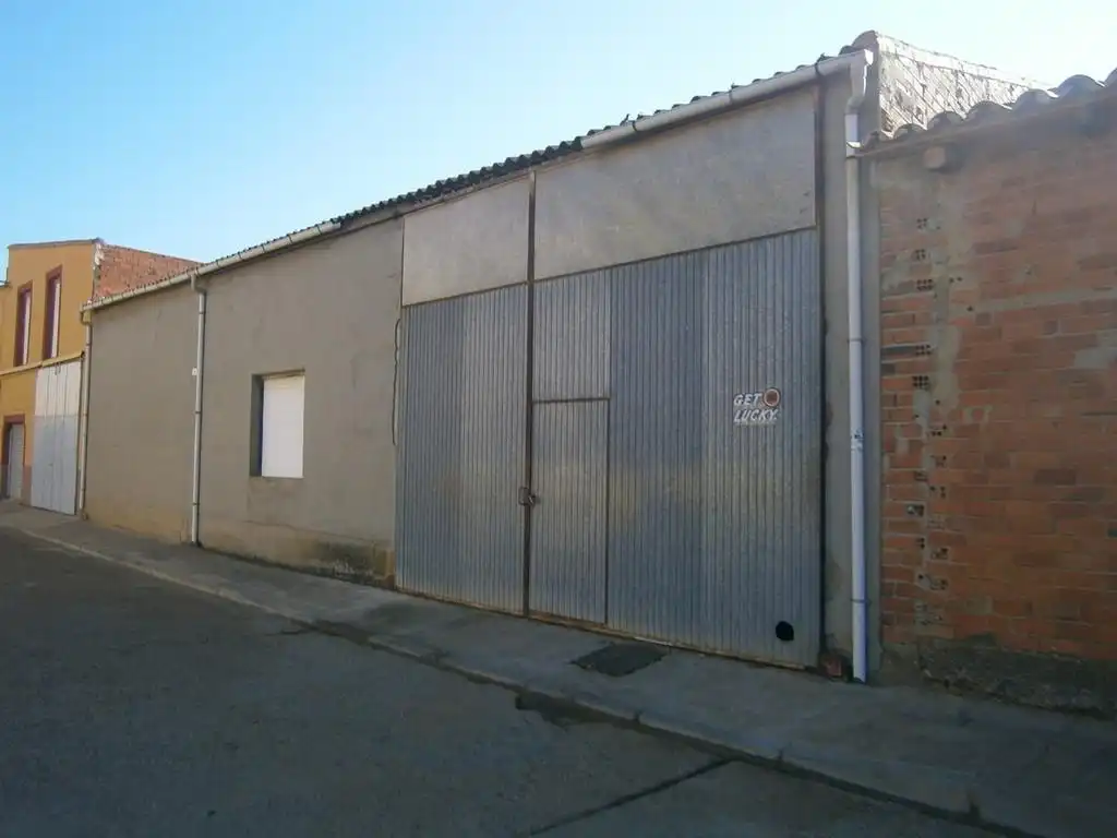 Außenansicht von Fabrikhallen zum Verkauf in Roperuelos del Páramo