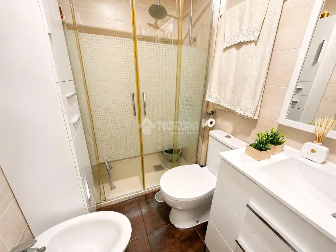 Bathroom of Flat for sale in Armilla  with Air Conditioner, Terrace and Storage room