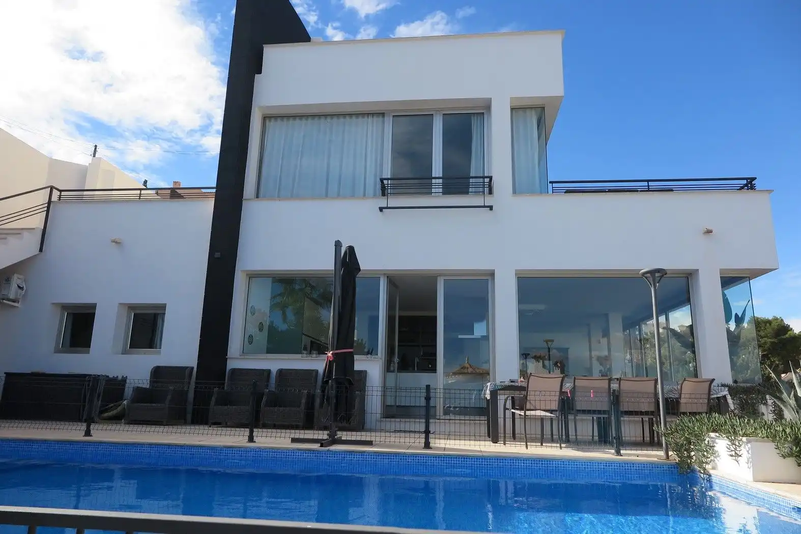 Vista exterior de Casa o xalet en venda en El Campello amb Aire condicionat, Calefacció i Jardí privat