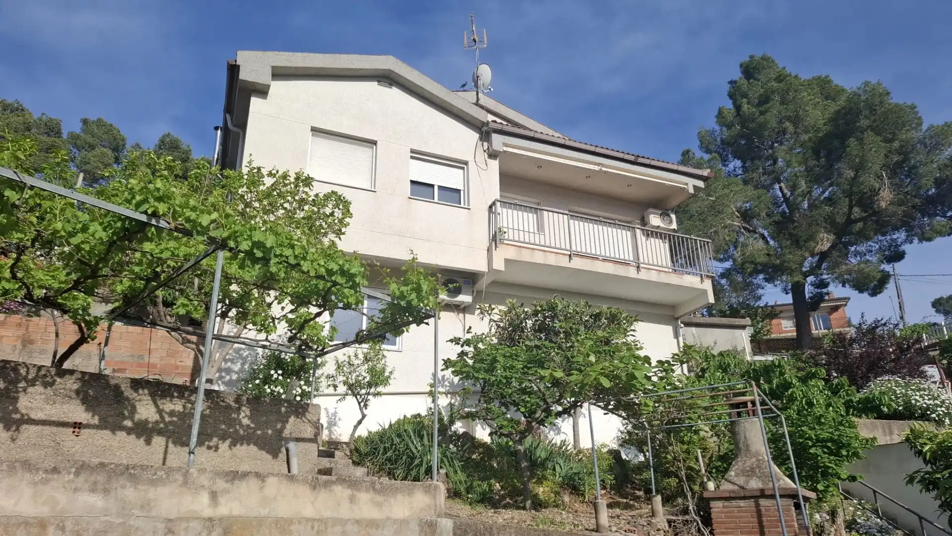 Vista exterior de Casa o xalet en venda en Vallirana amb Aire condicionat, Calefacció i Terrassa