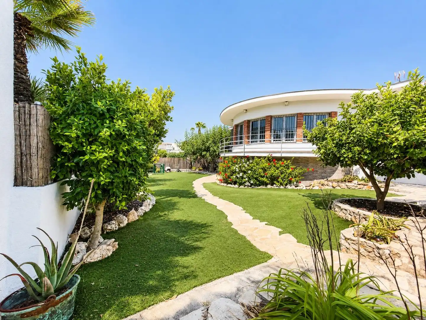 Vista exterior de Casa o chalet en venta en Vilanova i la Geltrú con Aire acondicionado, Calefacción y Jardín privado