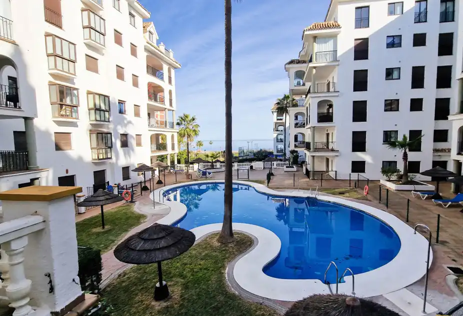 Flat with pool for sale in Puerto de la Duquesa