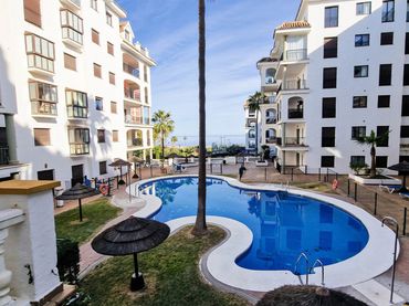 Pis amb piscina en venda a Puerto de la Duquesa