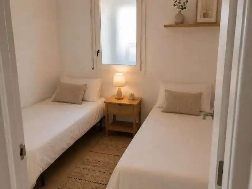 Dormitori de Pis de lloguer en Calafell amb Parquet, Moblat i Balcó