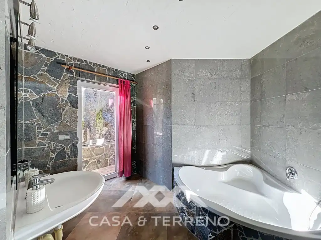 Bany de Casa o xalet en venda en Algarrobo amb Jardí privat, Terrassa i Piscina