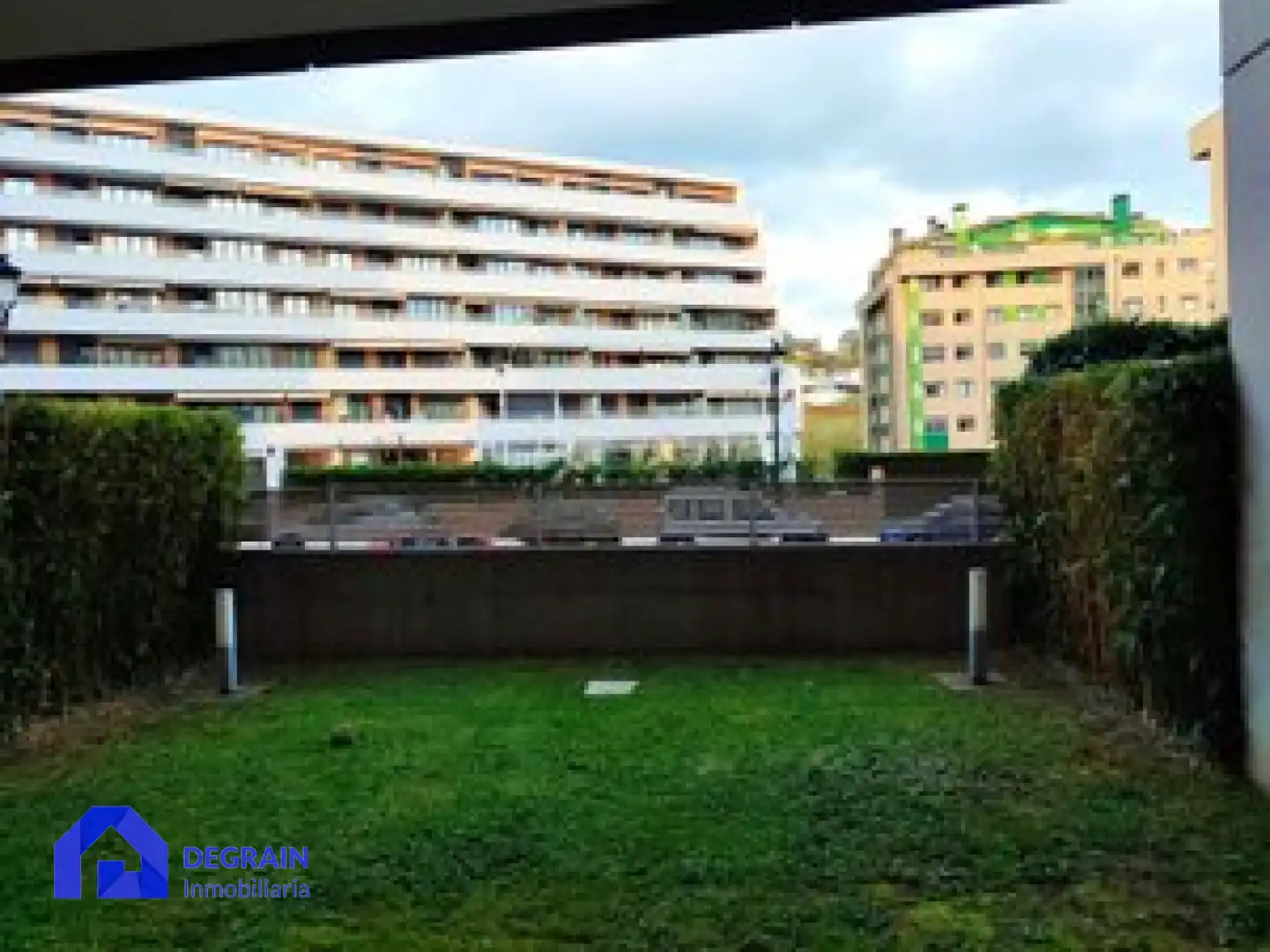 Außenansicht von Wohnung zum Verkauf in Oviedo  mit Heizung, Privatgarten und Abstellraum