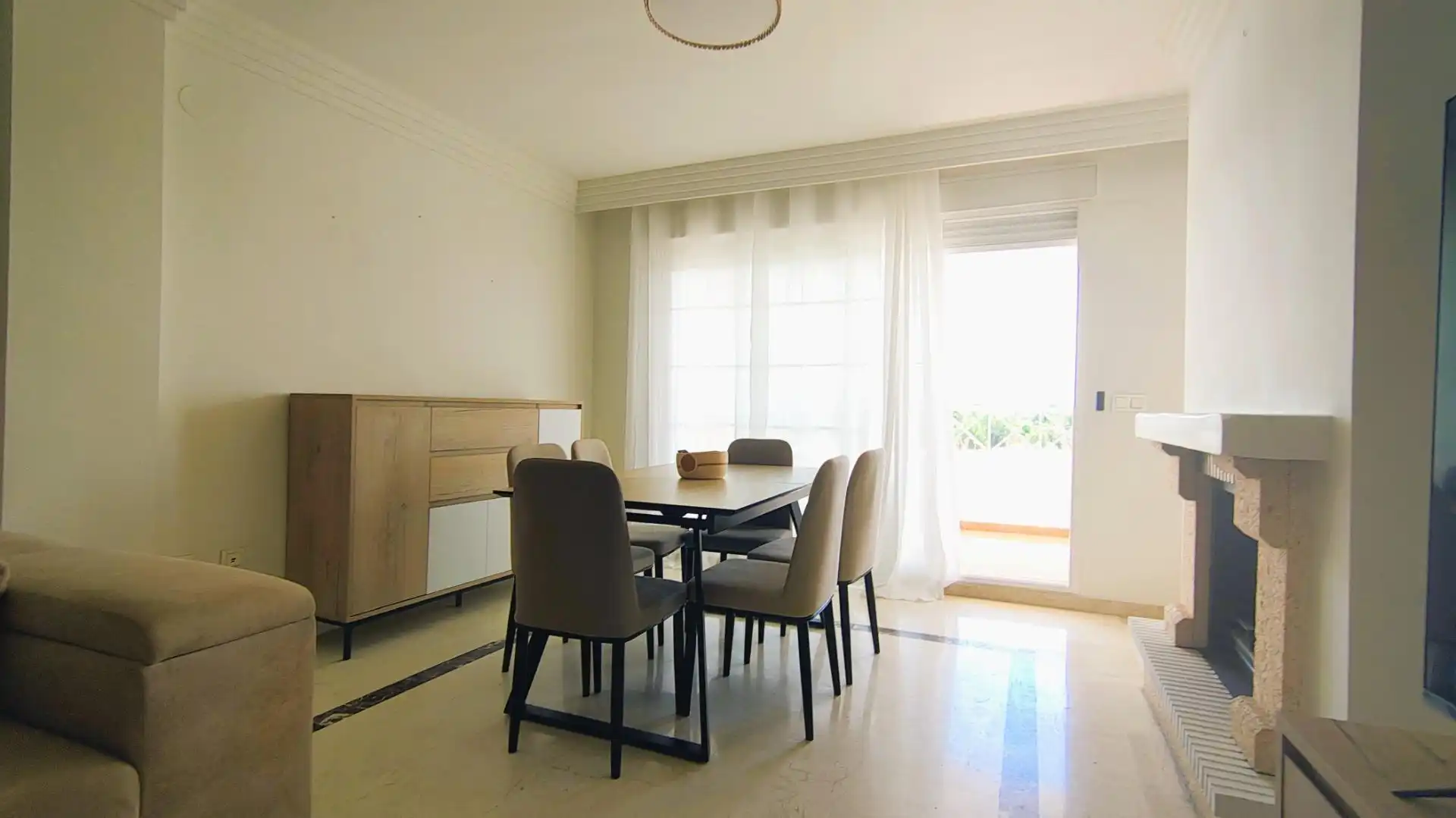 Esszimmer von Wohnungen zum Verkauf in Marbella mit Klimaanlage, Privatgarten und Terrasse