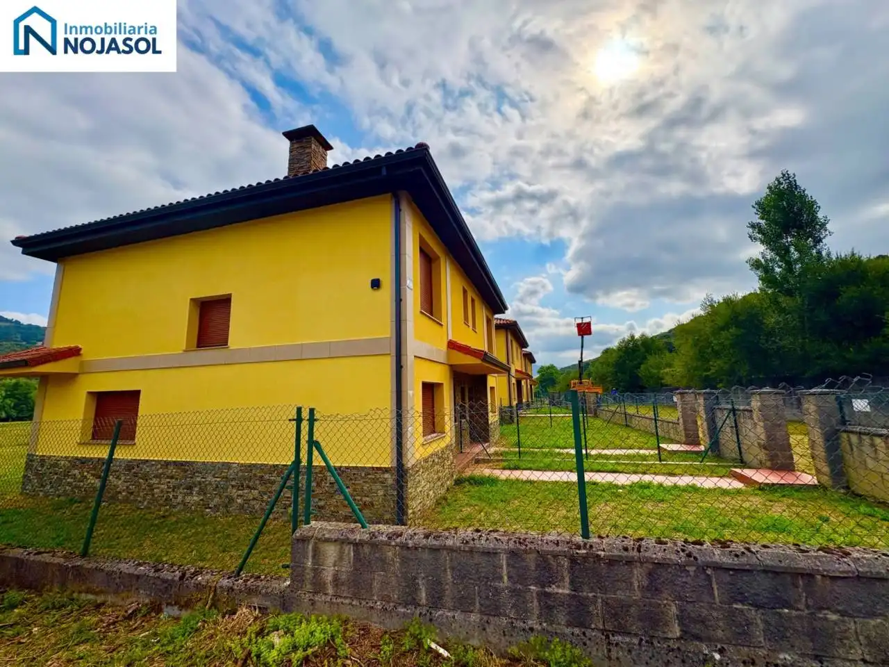Vista exterior de Casa adosada en venta en Ruesga con Calefacción y Jardín privado