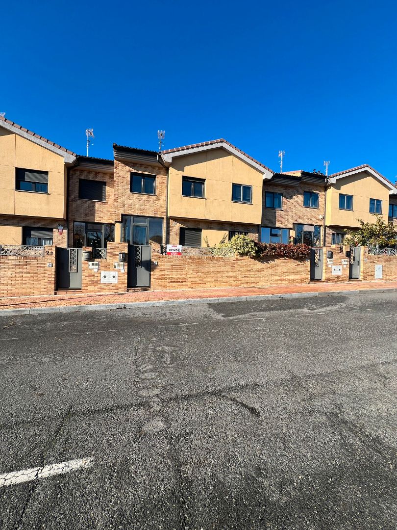 Vista exterior de Casa adosada en venda en Ávila Capital amb Calefacció i Jardí privat