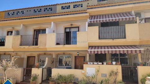 Casa con piscina comunitaria, en la provincia de Alicante, en la ciudad de Orihuela Costa. 3 habitaciones | 80 m² | 1 kilómetro de