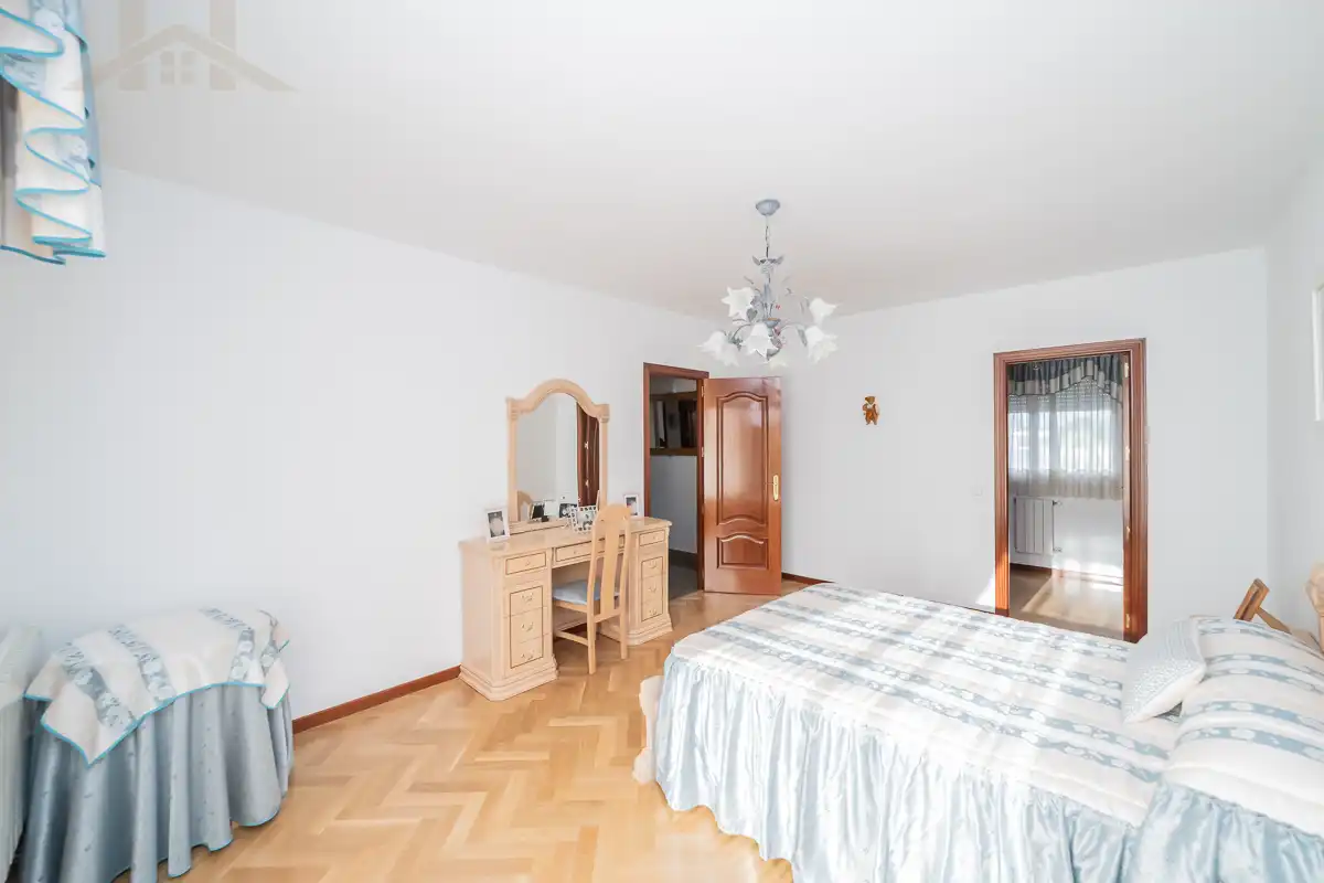 Dormitori de Casa o xalet en venda en San Sebastián de los Reyes amb Calefacció, Jardí privat i Piscina