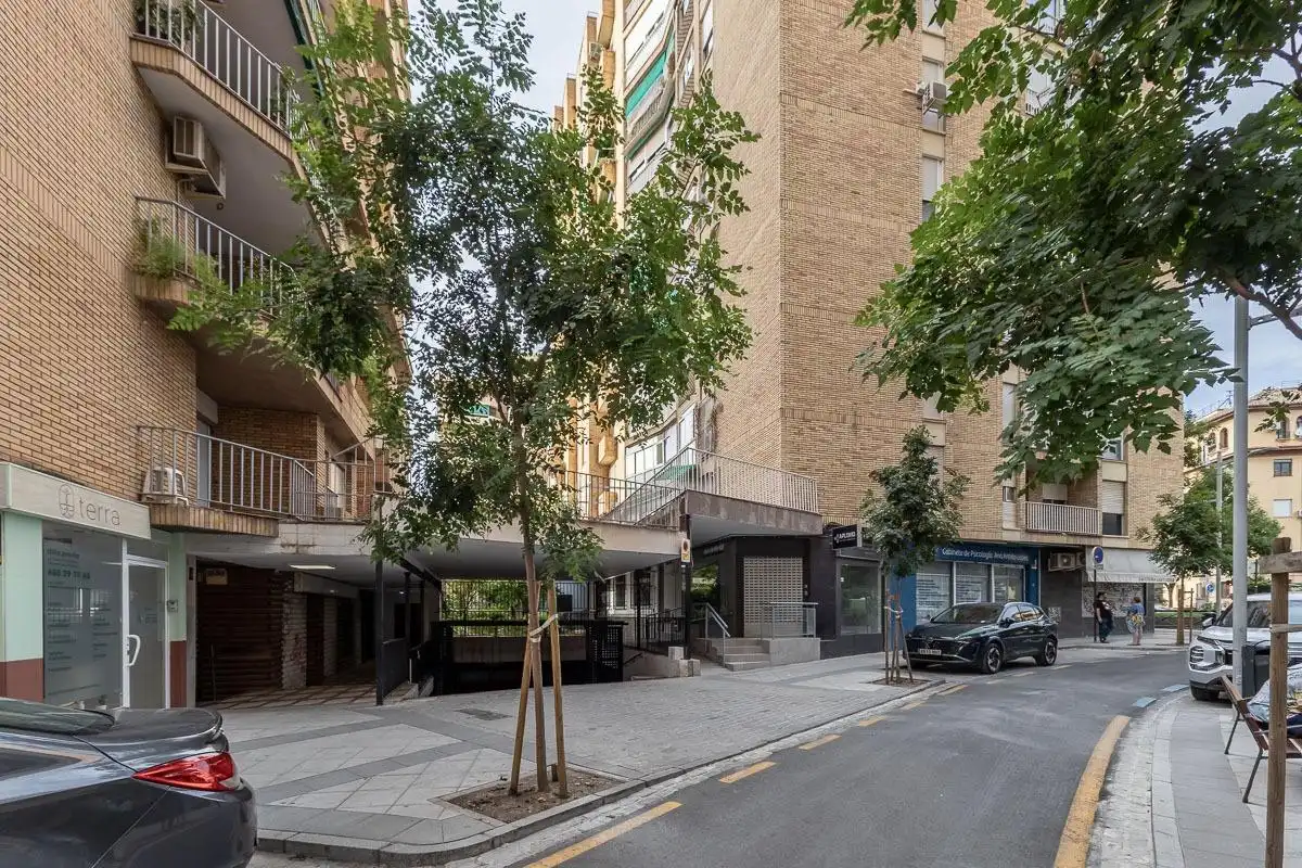 Vista exterior de Pis de lloguer en Granada amb Calefacció i Balcó