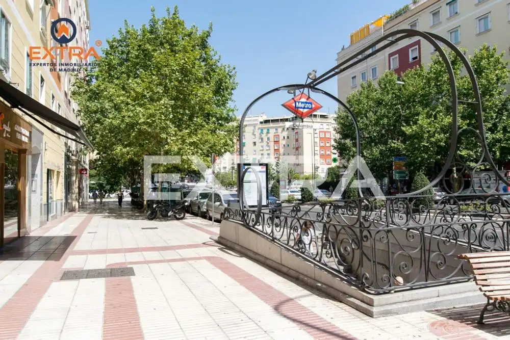 Vista exterior de Local de lloguer en Madrid amb Aire condicionat i Moblat