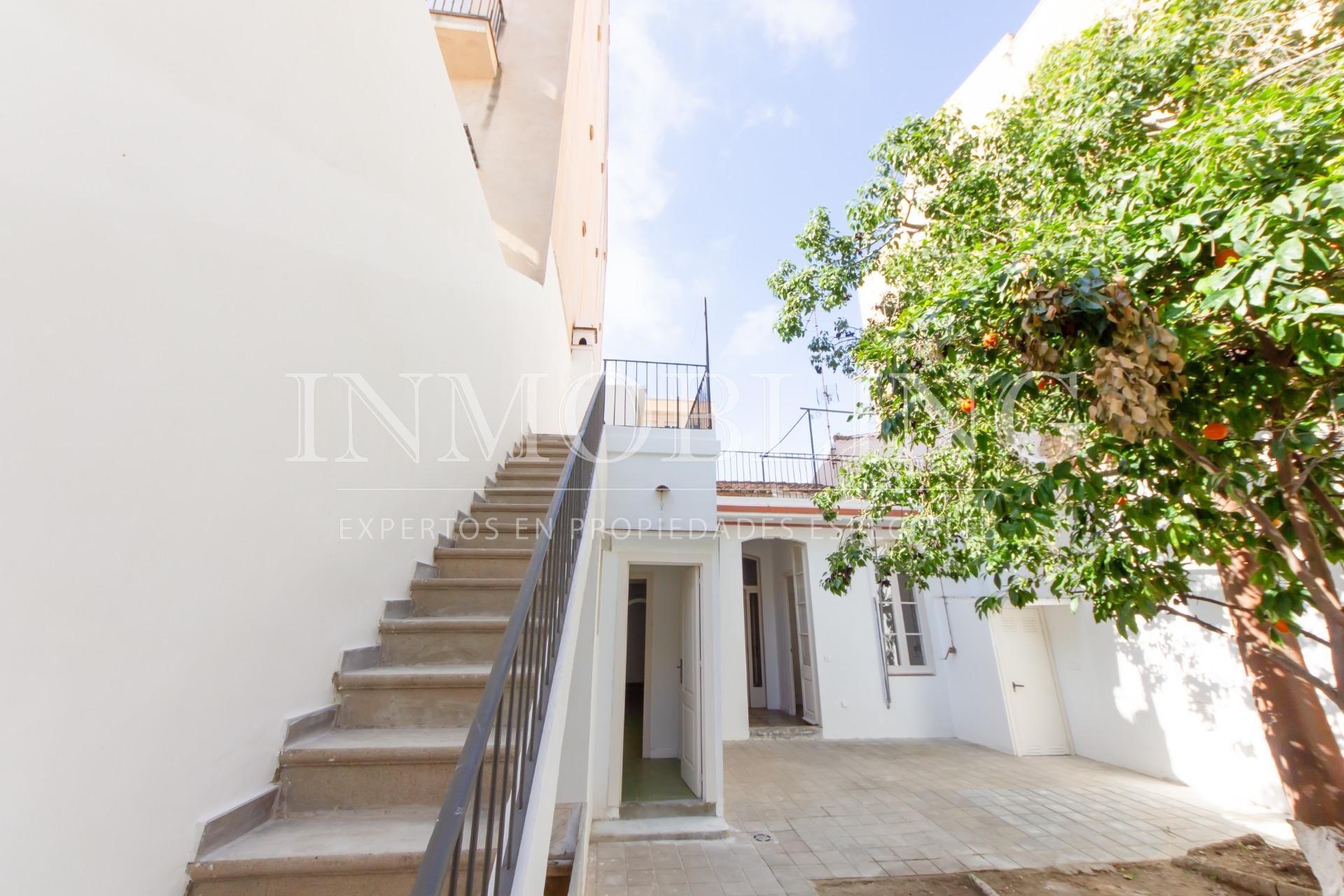 Vista exterior de Casa o xalet de lloguer en Mataró amb Jardí privat i Terrassa