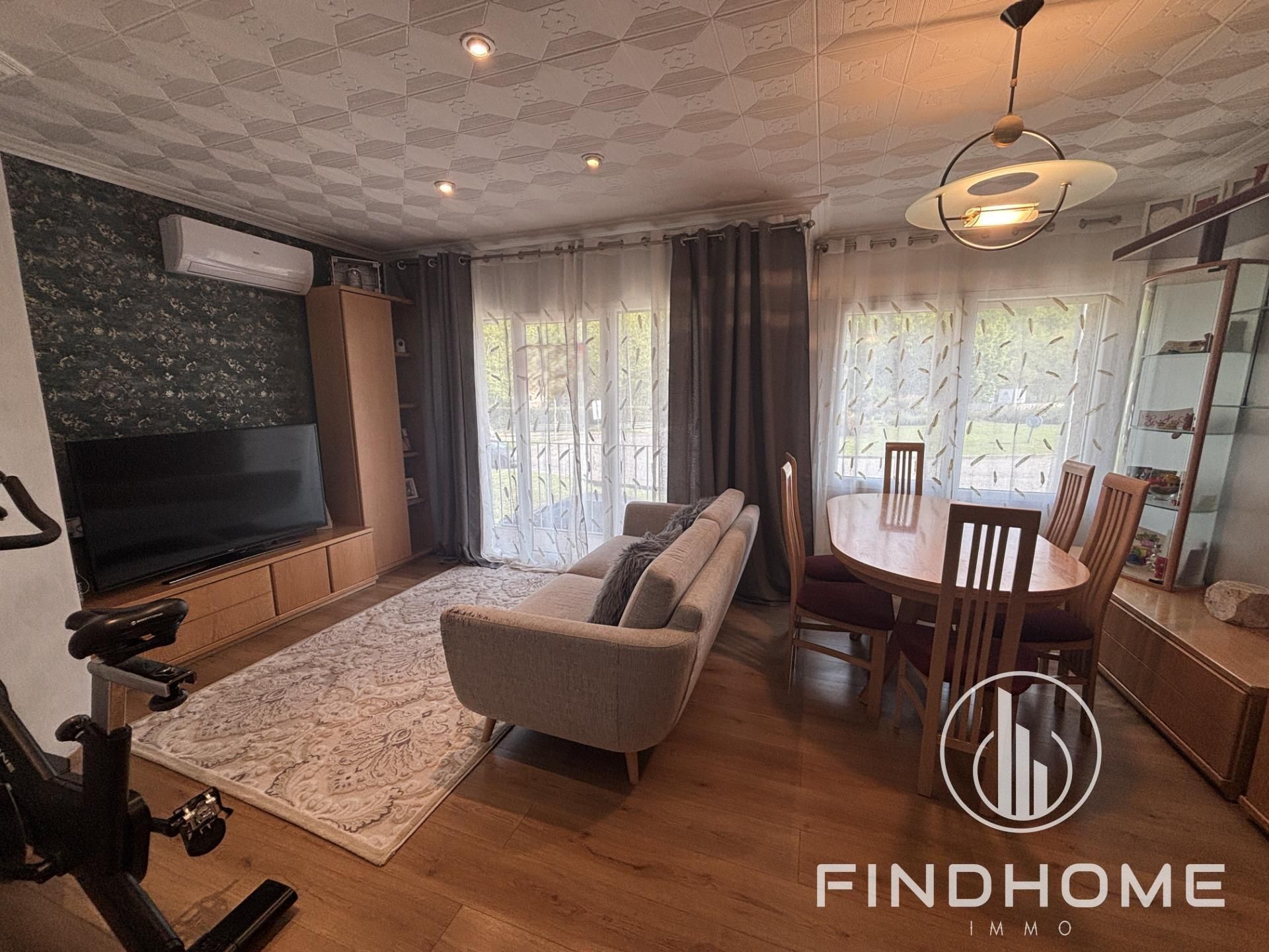 Sala de estar de Piso en venta en Olot con Calefacción, Balcón y Jacuzzi