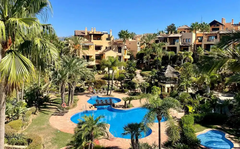 Vista exterior de Àtic de lloguer en Estepona amb Aire condicionat, Terrassa i Piscina