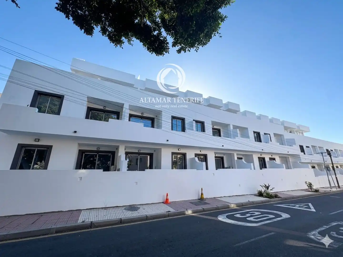 Vista exterior de Apartamento en venta en Adeje con Aire acondicionado, Terraza y Trastero