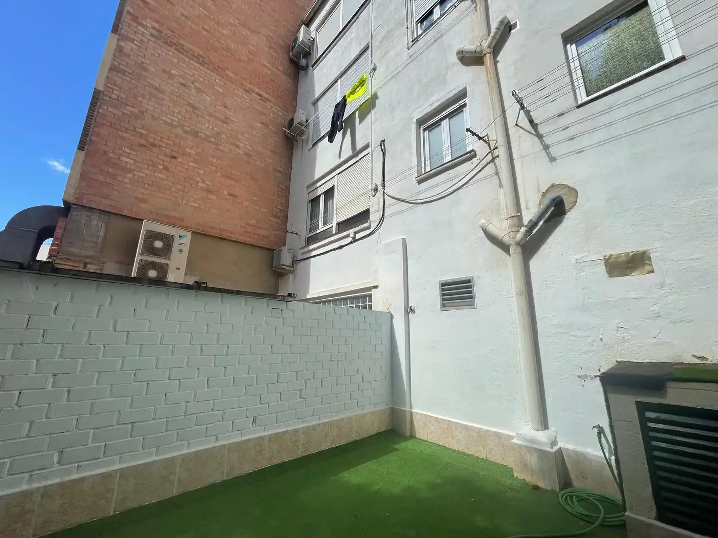 Vista exterior de Local en venda en Zaragoza amb Aire condicionat i Moblat