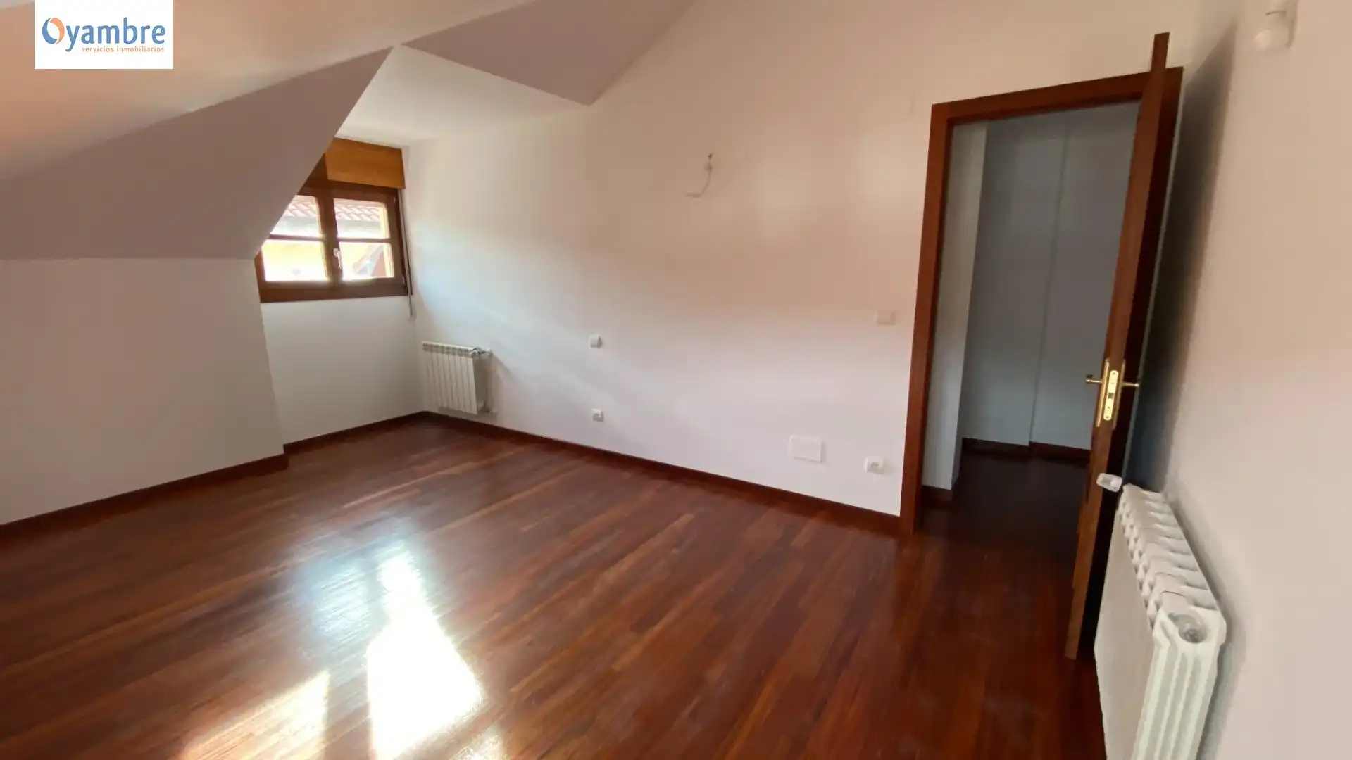 Schlafzimmer von Dachboden zum Verkauf in Potes mit Terrasse