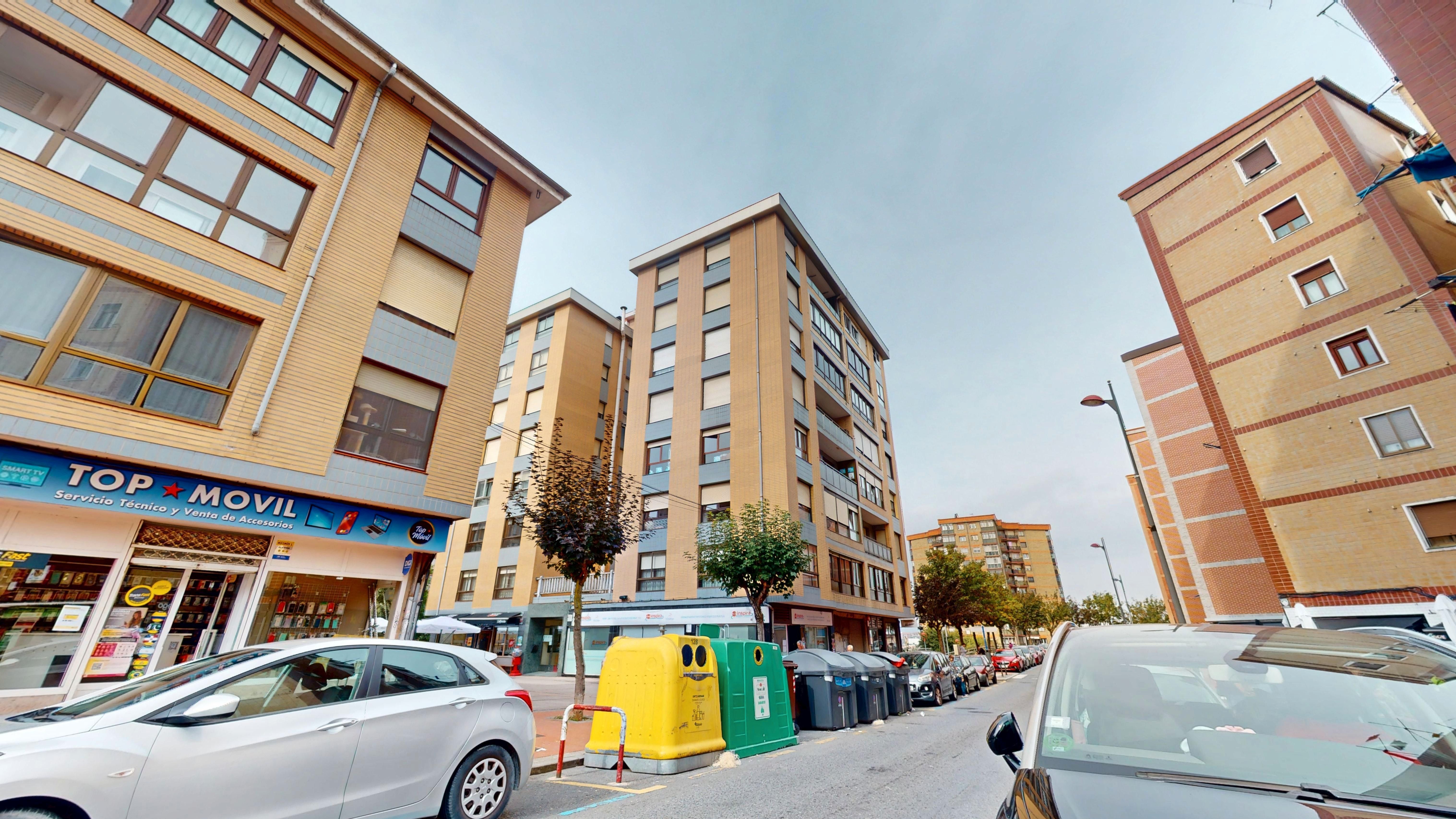 Vista exterior de Pis en venda en Barakaldo  amb Calefacció, Terrassa i Traster